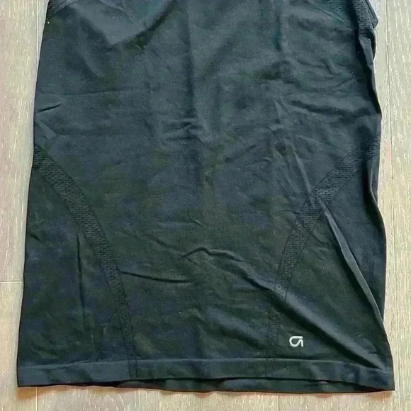 GAP Fit Workout Top - Picture 3 of 5